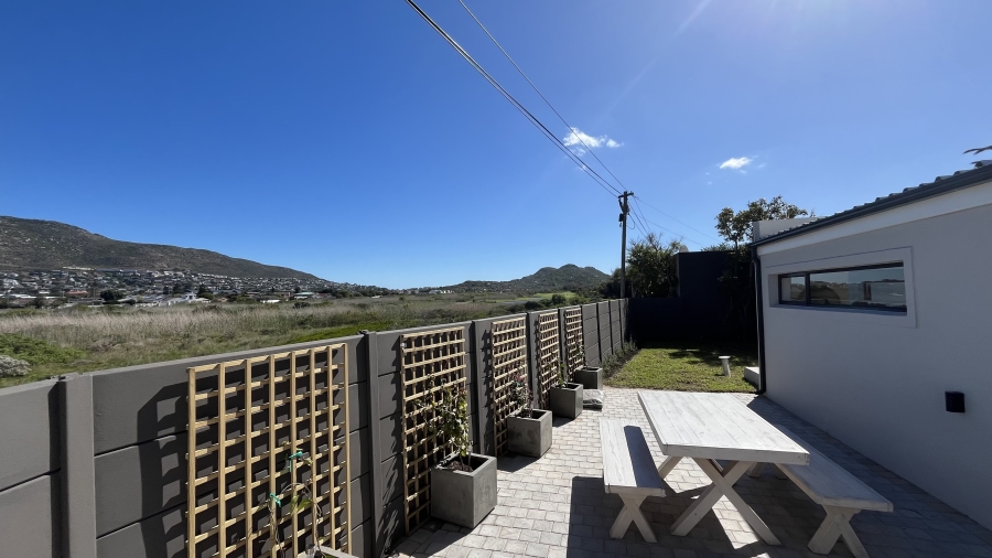 5 Bedroom Property for Sale in Clovelly Western Cape